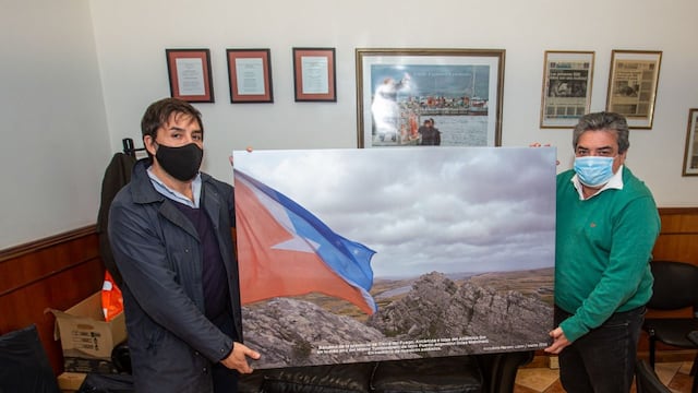Omar Becerra, recibió al periodista Mariano López quien hizo entrega de dos cuadros con la imagen de la bandera de la Provincia flameando en el monte Tumbledown.