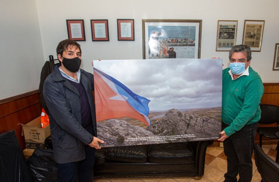 La Municipalidad recibe  cuadro de la bandera de Tierra del Fuego flameando en Malvinas