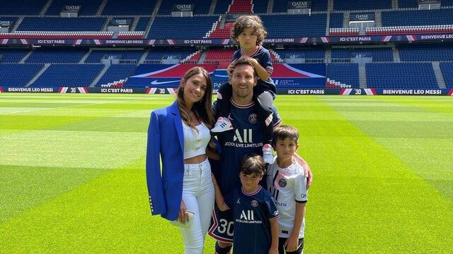 La familia posó para la foto en el Estadio Parque de los Príncipes (PSG).