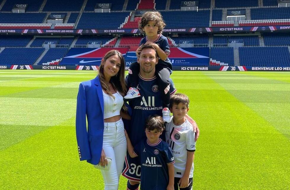 Antonela Roccuzzo grabó el primer picado de Lionel Messi y sus hijos en París