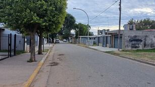 Motochorros armados abordaron al sujeto y le desvalijaron la camioneta.