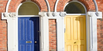 Este es el color del que debes pintar la puerta de tu casa.