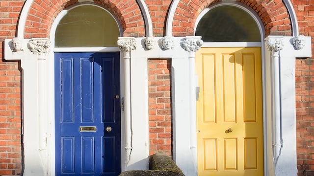 Este es el color del que debes pintar la puerta de tu casa.