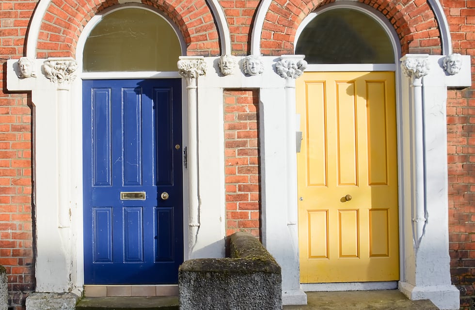 De qué color hay que pintar la puerta de casa para atraer abundancia, según el Feng Shui