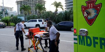 El derrumbe provocó un gran despliegue de los servicios de emergencias. (AP )