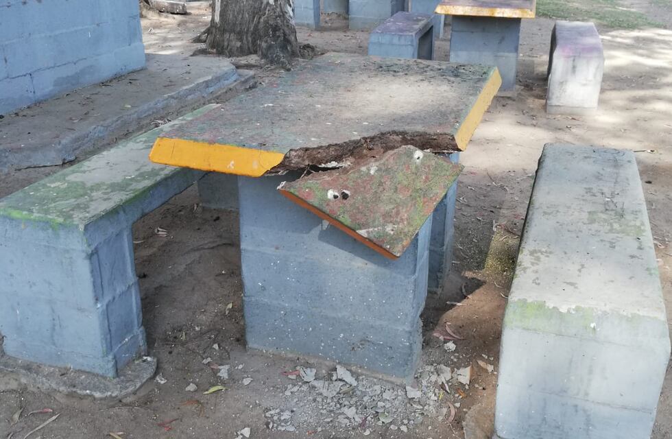 Arroyito: los antisociales de siempre siguen destruyendo lo que es de todos