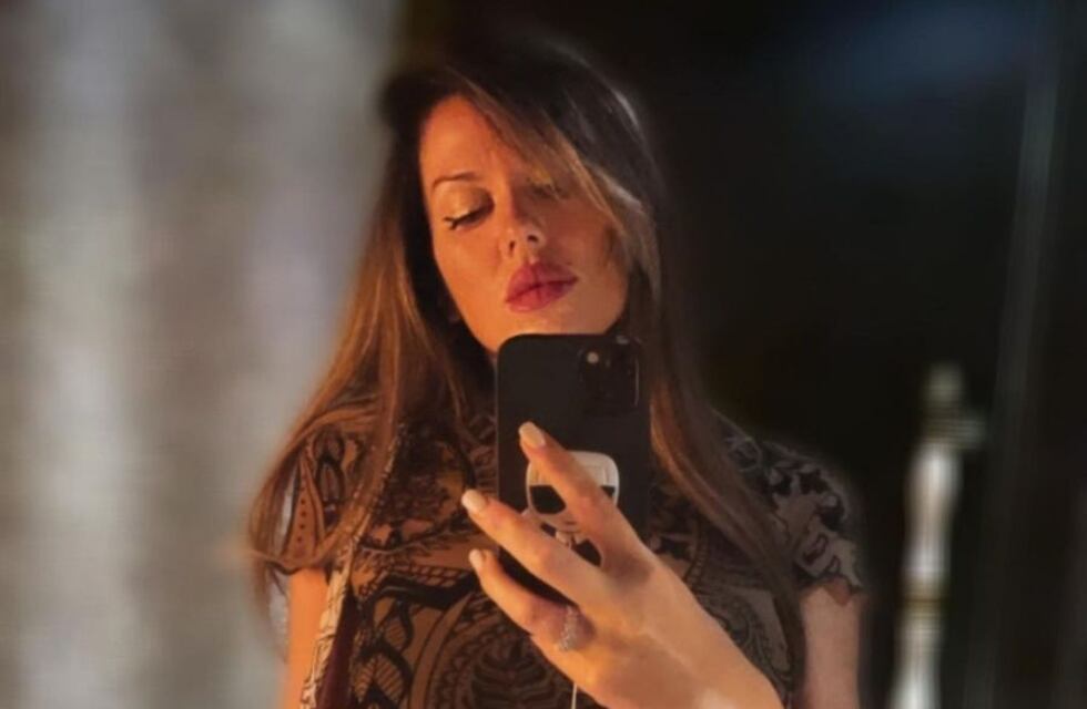 Karina Jelinek y su look bomba para su cumplaños: total black de top y pollera de cuero