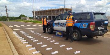 Uno de los detenidos llevaba en su poder un arma de calibre 22 y cinco municiones de escopeta.