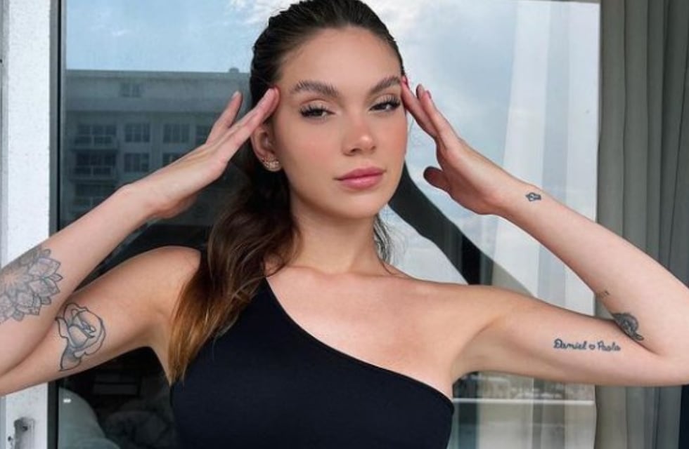 Tachas y cut out: el sensual outfit de Sasha Ferro