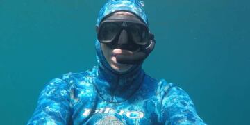 Un doctor de Viedma bucea y limpia los lagos en Villa La Angostura.