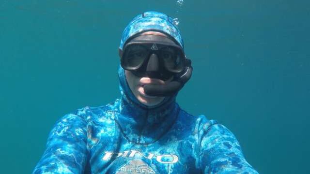 Un doctor de Viedma bucea y limpia los lagos en Villa La Angostura.