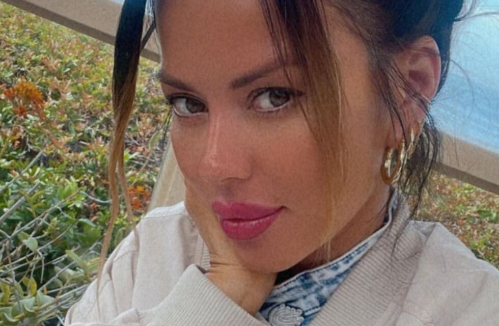 Desde las playas de Miami, Karina Jelinek robó miradas acostada sobre la arena en microbikini