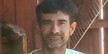 Al momento de ausentarse vestía: remera verde con inscripciones “GURISES FELICES” al frente, pantalón de vestir de color gris y zapatillas grises.