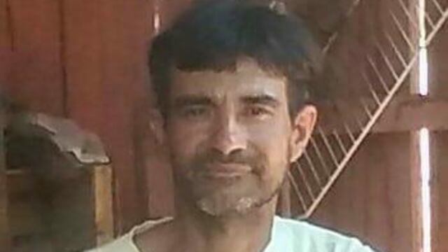 Al momento de ausentarse vestía: remera verde con inscripciones “GURISES FELICES” al frente, pantalón de vestir de color gris y zapatillas grises.