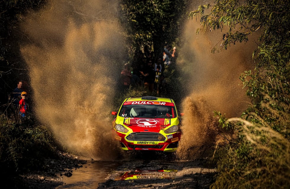 Mario y Nicolás Bruno lideraban la primera prueba en el Rally de San Francisco y se suspendió por la lluvia
