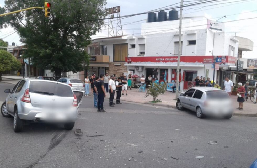 Carlos Paz: fuerte choque entre dos autos sobre avenida San Martín