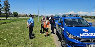 El episodio ocurrió en la Circunvalación de Córdoba durante un control de la Caminera. El ministro Juan Pablo Quinteros se acercó al lugar del hecho (Policía).