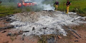 Sofocaban un incendio y se toparon con ladrillos de marihuana en Pozo Azul.