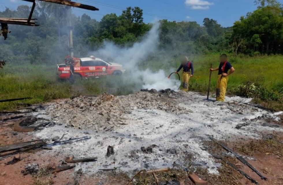 Sofocaban un incendio y se toparon con ladrillos de marihuana en Pozo Azul