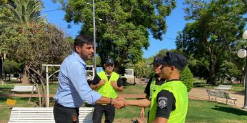 Maximiliano Postovit con los nuevos agentes policiales