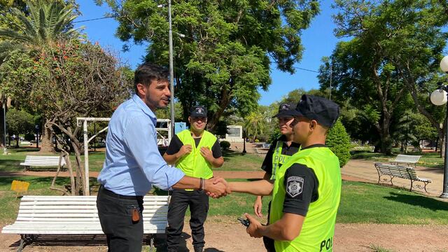 Maximiliano Postovit con los nuevos agentes policiales