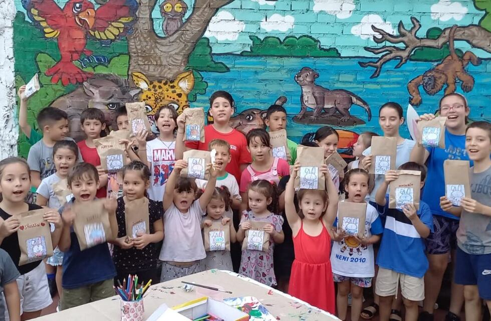 La Biblioteca Municipal de Eldorado recibió a los más pequeños para decorar huevos de Pascuas