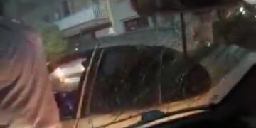 El vidrio del Fiat Palio quedó destrozado por la agresión denunciada a principios de mayo.