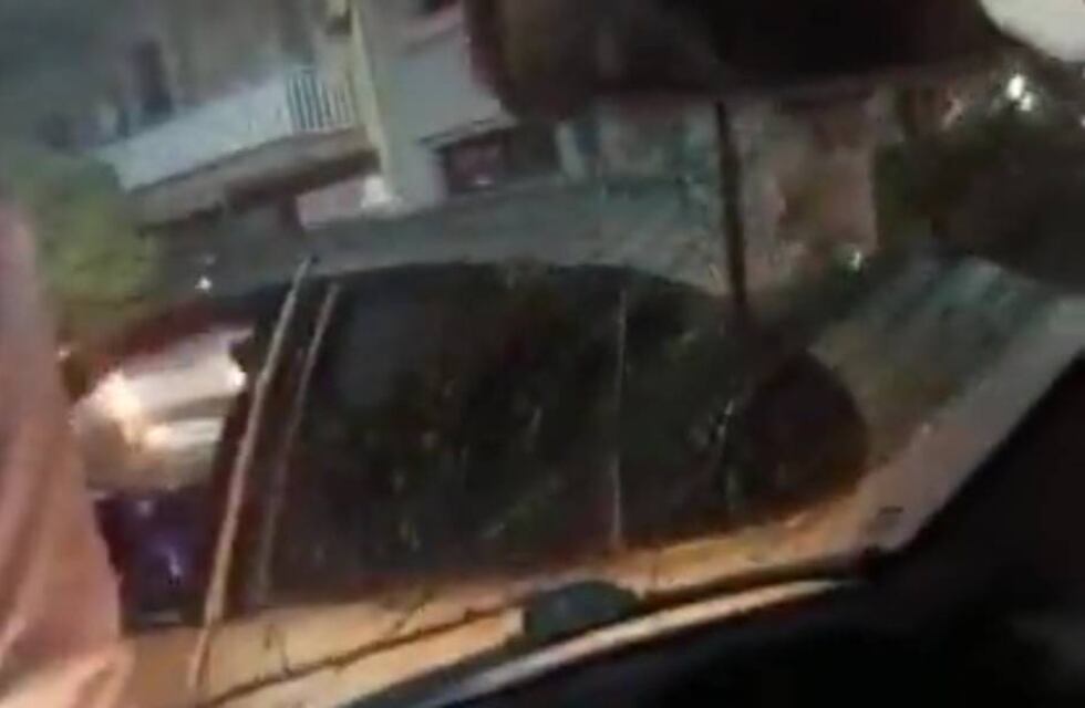 La encerraron con el auto y rompieron el parabrisas con matafuego en Santa Fe