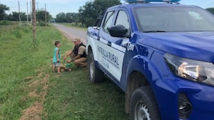 Los integrantes de la Patrulla Rural de Córdoba encontraron a un niño de 2 años jugando solo entre las malezas.
