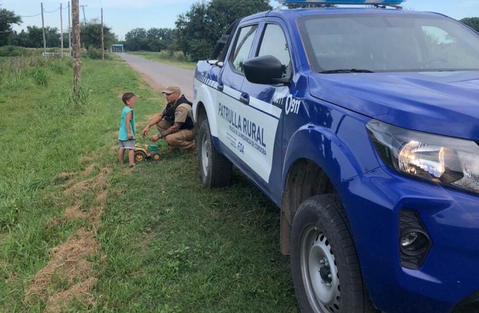 Encontraron a un niño de 2 años jugando solo entre las malezas en Córdoba