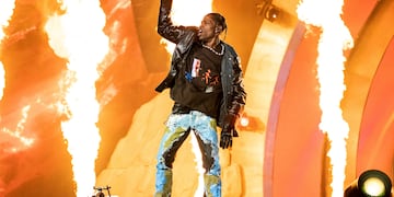 ARCHIVO - Travis Scott durante su presentación en el festival Astroworld Music en Houston, el 5 de noviembre de 2021. Un jurado de acusación en Texas se negó a imputar a la superestrella del rap Travis Scott en una investigación penal por la estampida mortal en el festival Astroworld de 2021, donde algunos espectadores estaban tan apretados que no podían mover los brazos ni siquiera respirar, dijo su abogado el jueves 29 de junio de 2023. (Foto Amy Harris/Invision/AP, archivo)