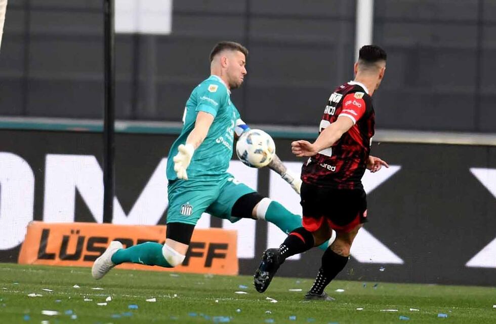 La de más peligro en el Talleres-Instituto del PT: atajadón de Guido Herrera, a lo Dibu