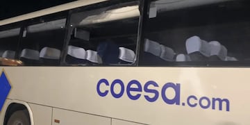 El micro de los hinchas de Vélez, con los vidrios rotos.