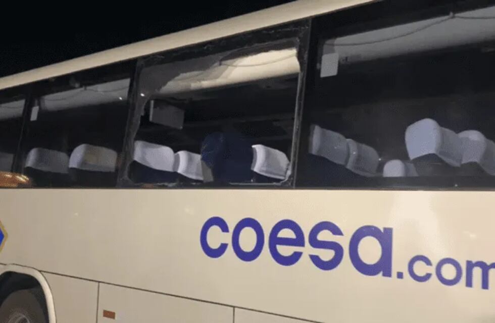 Los hinchas de Vélez fueron atacados a piedrazos cerca del Maracaná y terminaron con varios vidrios rotos de sus micros