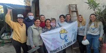 Las alumnas que egresaron del primer curso de albañilería