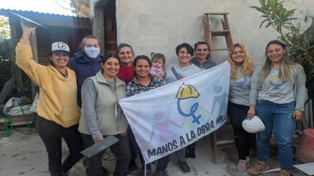 Las alumnas que egresaron del primer curso de albañilería