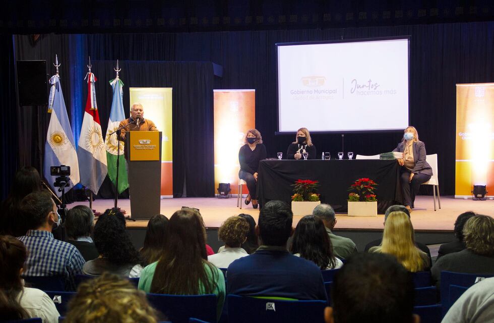 El Gobierno de Arroyito entregó las escrituras de 15 viviendas municipales