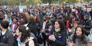 Docentes autoconvocados marcharon por un mayor salario y consiguieron el adelantamiento de la reunión paritaria al próximo 2 de junio.