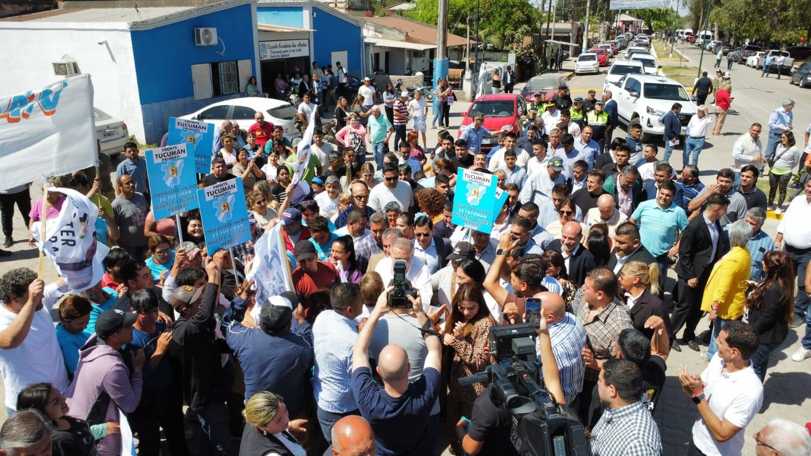 El gobernador en uso de licencia recorrió obras de adoquinado y alumbrado público en la comuna junto a vecinos y autoridades.