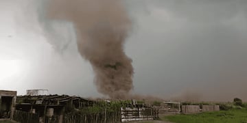 Un remolino de viento similar a un tornado en Carcarañá.