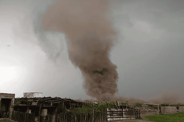 Un remolino de viento similar a un tornado en Carcarañá.