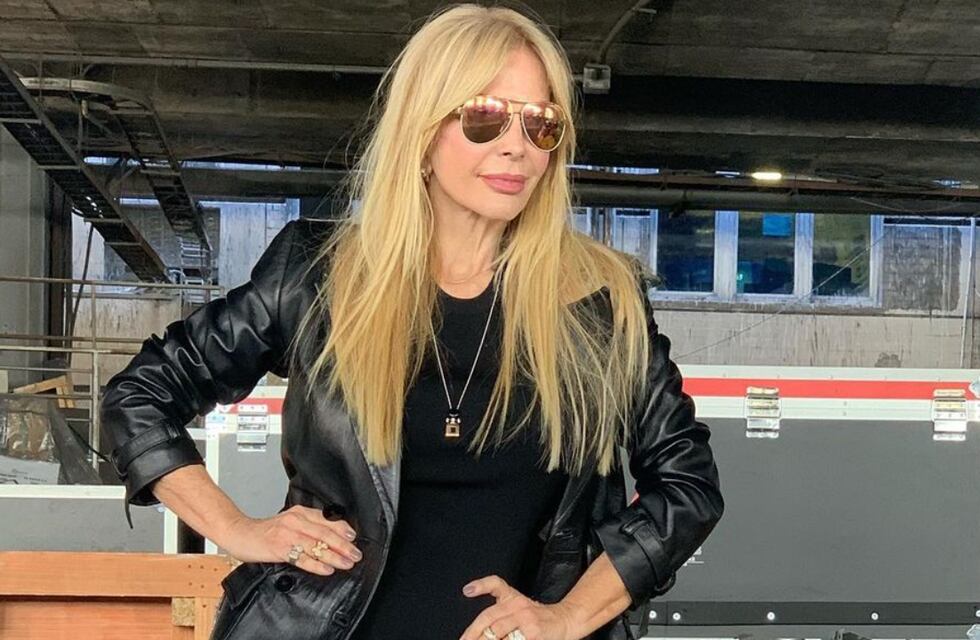 Graciela Alfano deslumbró desde la playa con una microbikini estampada: “Los quiero fuerte”