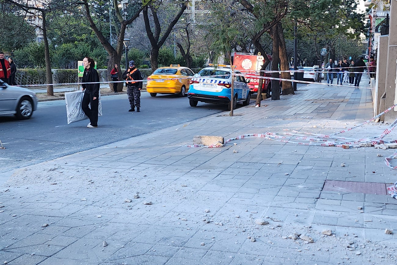 Un nuevo derrumbe de mampostería se produjo este martes por la mañana en un edificio de barrio Nueva Córdoba, en el noveno piso deTerrazas del Palacio, ubicado en Chacabuco 887. (Pedro Castillo / La Voz)