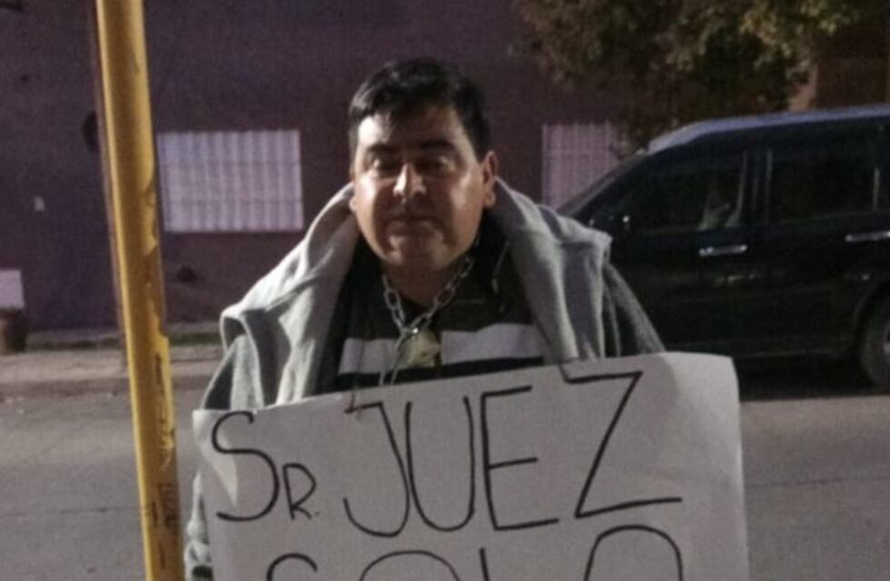 Carlos Paz: un hombre se encadenó para pedir que su ex mujer le devuelva la casa