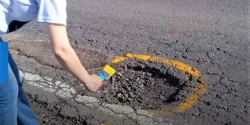 Dos neuquinas compraron pintura y marcaron los baches que hay en la ruta 40.
