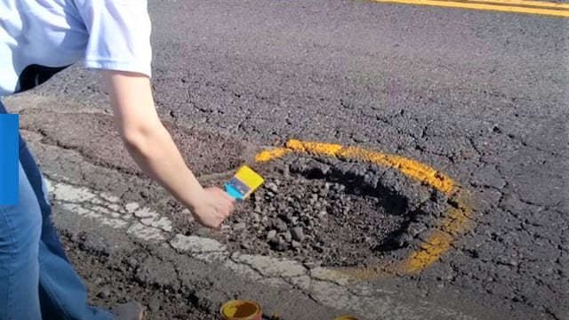 Dos neuquinas compraron pintura y marcaron los baches que hay en la ruta 40.