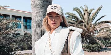 Camila Homs posó frente al espejo con un outfit deportivo otoñal e impuso tendencia