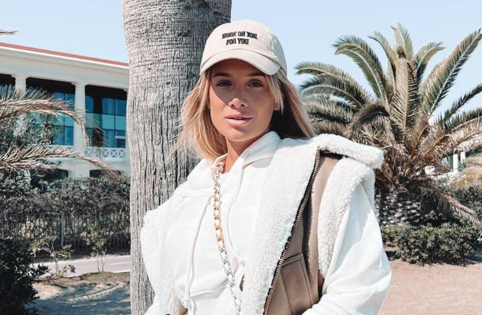 Camila Homs posó frente al espejo con un outfit deportivo otoñal e impuso tendencia