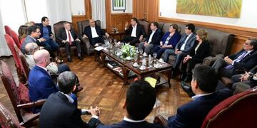 Jaldo se reunió con el jefe de Gabinete de la Nación, Juan Manzur y los ministros del Poder Ejecutivo provincial