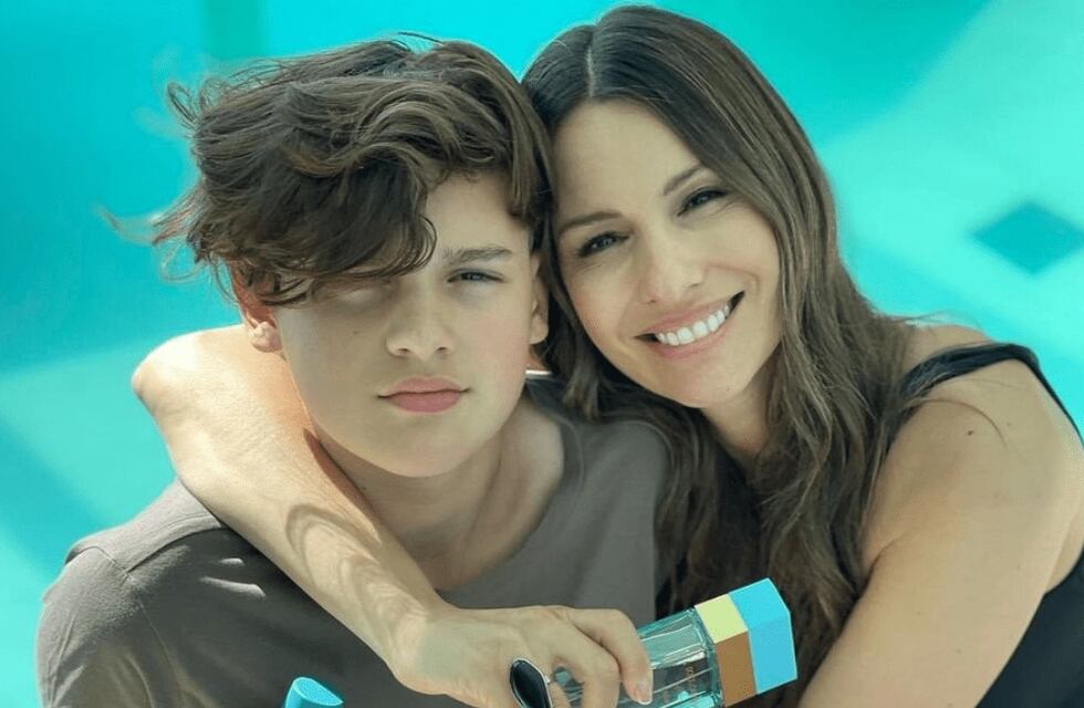 El hijo de Pampita sigue sus pasos en la moda y lanzó su propia marca de remeras: cuánto cuestan